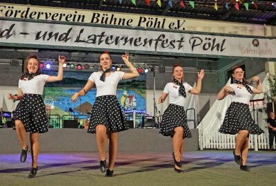 Über 1000 Besucher feierten 45. Pöhler Strand- und Laternenfest - Die Funkengarde des JCC zeigten in ihrem Showprogramm eine schmissige Tanzeinlage. Foto: Thomas Voigt