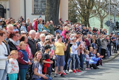 Über 1000 Zuschauer beim Maibaum setzen in Chemnitz - Viele Zuschauer beim Maibaum setzen in Chemnitz. Foto: Jan Haertel/ ChemPic