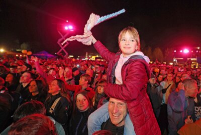 Über 12.000 Partygäste feiern in Plauen das MDR-Jump-Osterfeuer - Lina Lang aus Zwickau feierte auf den Schultern ihres Papas. Foto: Thomas Voigt