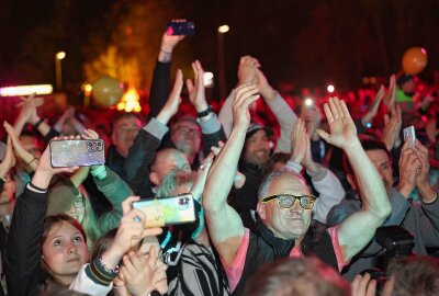 Über 12.000 Partygäste feiern in Plauen das MDR-Jump-Osterfeuer - Die Partygäste vor der Bühne genossen die Atmosphäre. Foto: Thomas Voigt