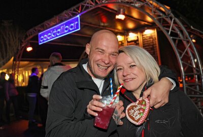 Über 12.000 Partygäste feiern in Plauen das MDR-Jump-Osterfeuer - Viele Partygäste wie dieses Paar machten das Plauener Osterfeuer zu ihrem Highlight. Foto: Thomas Voigt