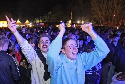 Über 12.000 Partygäste feiern in Plauen das MDR-Jump-Osterfeuer - Nach der Show feierten viele Partygäste an der DJ-Bühne weiter. Foto: Thomas Voigt