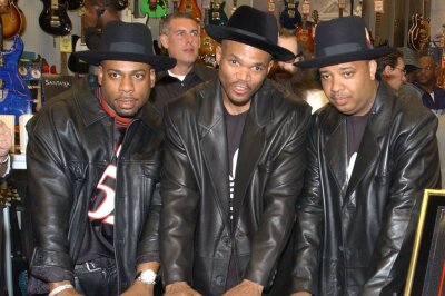 Über 20 Jahre nach Kopfschuss: Zwei Männer wegen Mordes an Run-DMC-Rapper Jam Master Jay verurteilt - Nach dem Tod von Jason "Jam Master Jay" Mizell (links) im Jahre 2002 löste sich die Hip-Hop-Gruppe Run-DMC um Darryl "DMC" McDaniels (Mitte) und Joseph "DJ Run" Simmons auf.
