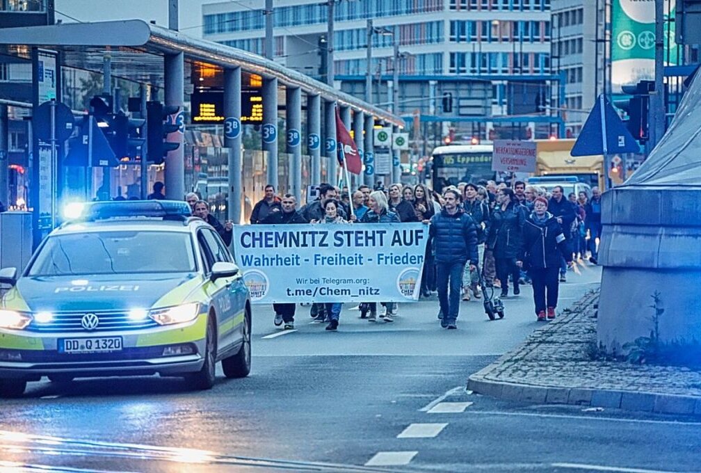 Über 200 Querdenker demonstrieren im Chemnitzer Zentrum - Zirka 200 Demonstranten zogen durch die Chemnitzer Innenstadt und machten mit Sprechchören und Plakaten auf ihren Unmut aufmerksam. Foto: Jan Haertel