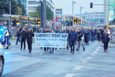 Zirka 200 Demonstranten zogen durch die Chemnitzer Innenstadt und machten mit Sprechchören und Plakaten auf ihren Unmut aufmerksam.