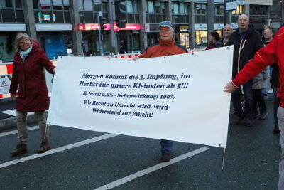 Zirka 200 Demonstranten zogen durch die Chemnitzer Innenstadt und machten mit Sprechchören und Plakaten auf ihren Unmut aufmerksam.