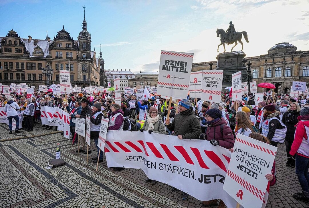 Über 2000 Apotheker bei bundesweiter Protestkundgebung in Dresden - Auf dem Theaterplatz vor der Dresdner Semperoper versammelten sich etwa 2000 Apotheker aus mehreren Bundesländern. Foto: xcitepress/Finn Becker
