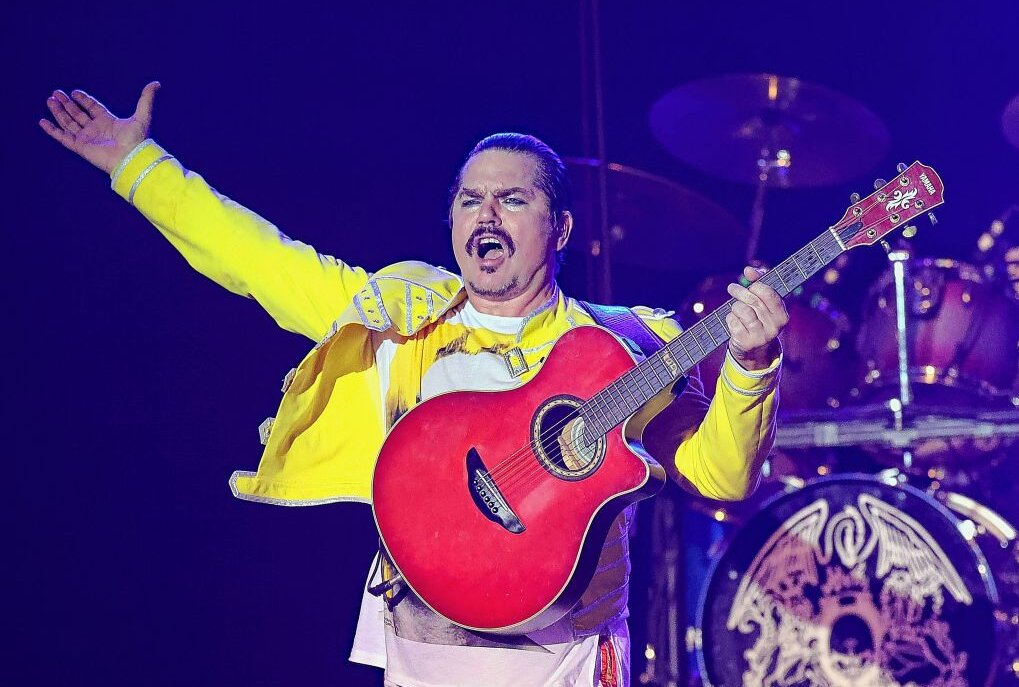 Über 2000 Fans feiern im Plauener Parktheater Queen-Musikshow - Sänger Harry Rose lieferte als Freddie Mercury eine mitreißende Show ab. Foto: Thomas Voigt