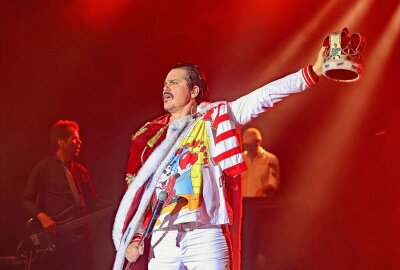 Über 2000 Fans feiern im Plauener Parktheater Queen-Musikshow - Queen-Frontmann Freddie Mercury war für seine extravaganten Outfits bekannt. Sein Doppelgänger hatte diesbezüglich auch einiges zu bieten. Foto: Thomas Voigt