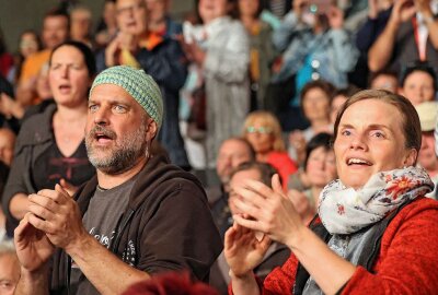 Über 2000 Fans feiern im Plauener Parktheater Queen-Musikshow - Von Anfang an gingen die Queen-Fans begeistert mit. Foto: Thomas Voigt