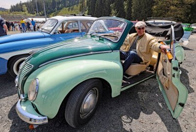 Über 500 Oldtimer bei IFA-Rundfahrt im Vogtland unterwegs - Das sieht man nicht alle Tage: Gerhard Gora aus Weida rollte mit einem F 9 Cabriolet, Baujahr 1956, an. Foto: Thomas Voigt   