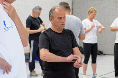 Über 600 Rehabilitierte: Zschopauer Herzsportgruppe feiert Jubiläum - Wichtig ist, regelmäßig den Puls zu messen, um Überlastung zu vermeiden. Foto: Andreas Bauer