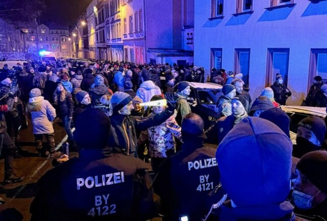 Die Proteste in Freiberg sind seitens der Polizei nicht verhinderbar. Nun hat sie eingegriffen und die Teilnehmer gestoppt. Foto: Daniel Unger