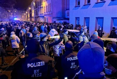 Über 700 Ordnungswidrigkeitsanzeigen bei Aufzügen gegen Corona-Maßnahmen in Sachsen - Die Proteste in Freiberg sind seitens der Polizei nicht verhinderbar. Nun hat sie eingegriffen und die Teilnehmer gestoppt. Foto: Daniel Unger