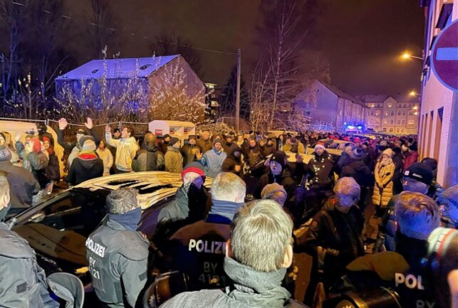 Die Proteste in Freiberg sind seitens der Polizei nicht verhinderbar. Nun hat sie eingegriffen und die Teilnehmer gestoppt. Foto: Daniel Unger