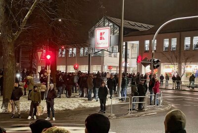 Über 700 Ordnungswidrigkeitsanzeigen bei Aufzügen gegen Corona-Maßnahmen in Sachsen - Die Montagsspaziergänge in Freiberg sind seitens der Polizei nicht verhinderbar. Foto: Daniel Unger