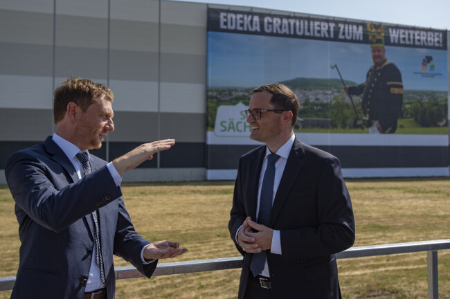 Ministerpräsident Michael Kretschmer und der Geschäftsführende Vorstand der EDEKA, Sebastian Kohrmann (r.), haben am Freitag das Megabanner eingeweiht.. 