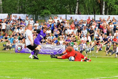 Über tausend Zuschauer kommen zum Benefizspiel mit FC Erzgebirge Aue - Sean Seitz (FC Erzgebirge Aue #7) schießt gerade ein Tor. Foto: Johannes Schmidt
