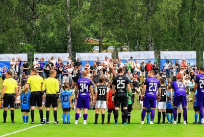 Über tausend Zuschauer kommen zum Benefizspiel mit FC Erzgebirge Aue - Einlaufen der Schiedsrichter und Spieler. Foto: Johannes Schmidt