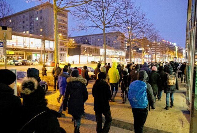Am Montagabend protestierten erneut Menschen in Chemnitz gegen die von der Politik verhängten Maßnahmen zur Eindämmung der Corona-Pandemie . Foto: Harry Haertel