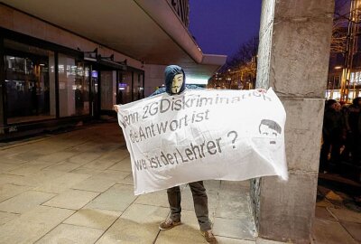 Am Montagabend protestierten erneut Menschen in Chemnitz gegen die von der Politik verhängten Maßnahmen zur Eindämmung der Corona-Pandemie . Foto: Harry Haertel
