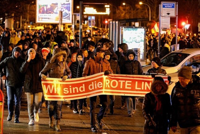 Am Montag spazierten Demonstranten in Chemnitz, um gegen die Coronaregeln der Sächsischen Corona- Notfallverordnung und die Impfpflicht zu protestieren. Foto: Harry Haertel