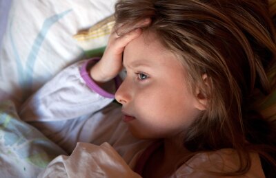 Überblick: Kopfschmerzen bei Kindern verstehen und vorbeugen - Heftiger Schmerz: Kinder brauchen bei Migräne vor allem Ruhe.
