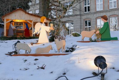 Überdimensionaler Weihnachtsberg wird in Borstendorf zum Hingucker - Insgesamt fünf Szenen stellen die Weihnachtsgeschichte dar. Foto: Andreas Bauer