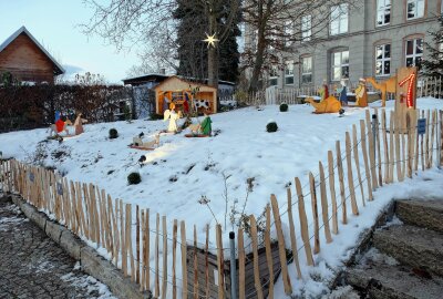 Überdimensionaler Weihnachtsberg wird in Borstendorf zum Hingucker - Dafür genutzt wurde ein kleiner Hügel vor der ehemaligen Schule. Foto: Andreas Bauer