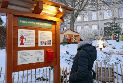 Überdimensionaler Weihnachtsberg wird in Borstendorf zum Hingucker - Eine Info-Tafel liefert näher Informationen zur Entstehung und zur Tradition. Foto: Andreas Bauer