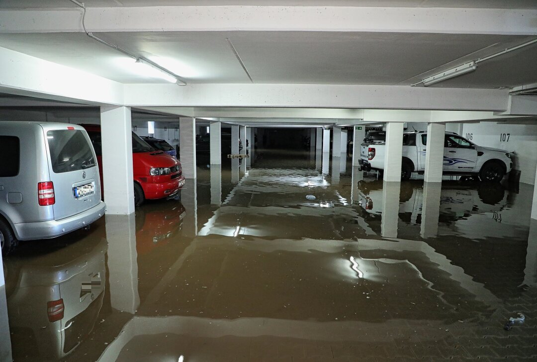 Überflutete Fahrbahn nach Wasserrohrbruch - Roland Halkasch
