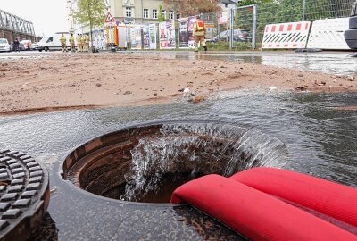 Überflutete Fahrbahn: Wasserrohrbruch sorgt für Chaos in sächsischer Metropole - Überflutung nach Wasserrohrbruch in Dresden. Foto: Roland Halkasch