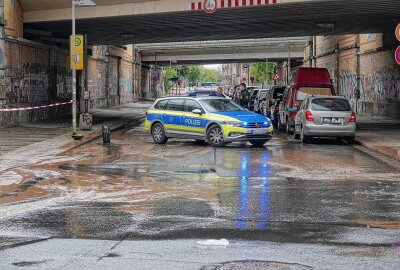 Überflutete Fahrbahn: Wasserrohrbruch sorgt für Chaos in sächsischer Metropole - Überflutung nach Wasserrohrbruch in Dresden. Foto: Roland Halkasch