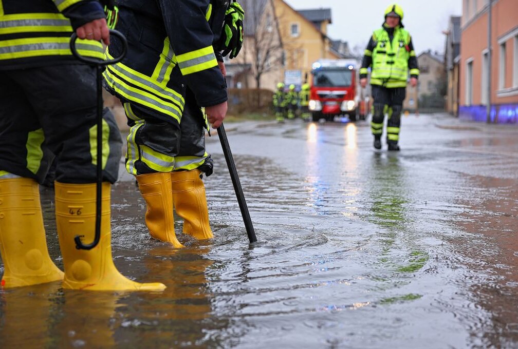 Überflutete Straßen in Thalheim nach starkem Regen - Nach starken Regenschauern ist die Hauptstraße in Thalheim halbseitig überflutet. Foto: Bernd März