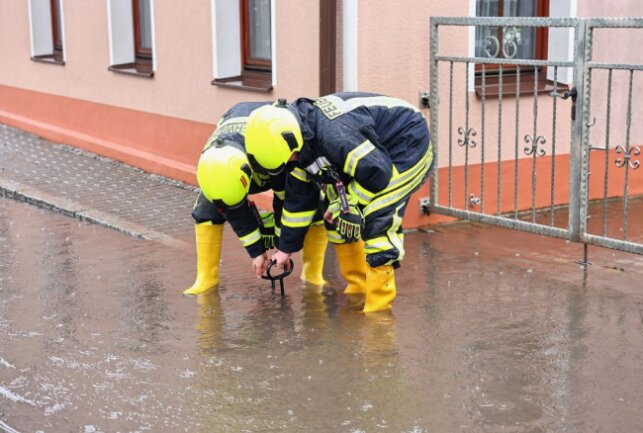 Überflutete Straßen in Thalheim nach starkem Regen - Nach starken Regenschauern ist die Hauptstraße in Thalheim halbseitig überflutet. Foto: Bernd März
