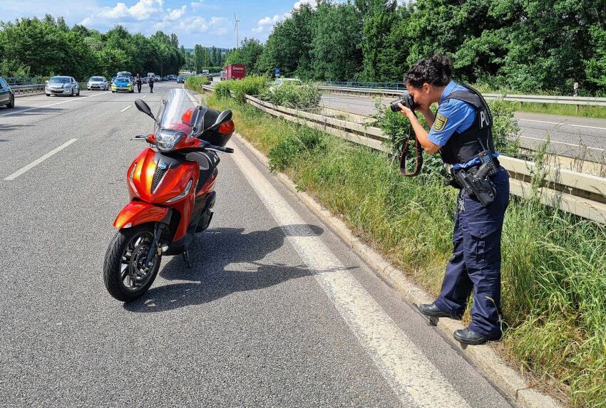 Überholspur-Unfall bei Crossen: Motorradfahrerin schwer verletzt - Eine Polizistin dokumentiert an der Unfallstelle. Foto: Mike Müller