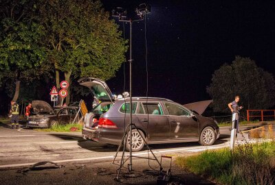 Überholvorgang geht gehörig schief: Zwei Kinder bei Crash in Sachsen verletzt - Am Donnerstagabend hat sich ein schwerer Verkehrsunfall ereignet, bei dem sich fünf Personen verletzt haben. Foto: xcitepress