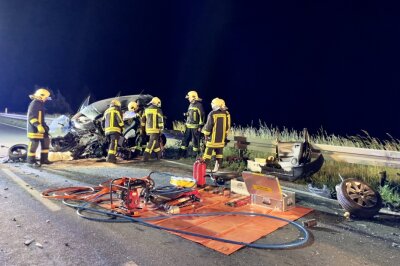 Überholvorgang in Aue endet in Zusammenstoß auf Autobahnzubringer - Zu einem schweren Unfall kam es auf der S 255 Autobahnzubringer Aue - Hartenstein am Freitagabend.