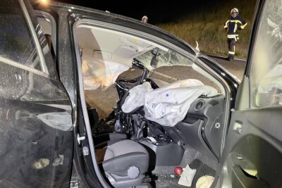 Überholvorgang in Aue endet in Zusammenstoß auf Autobahnzubringer - Zu einem schweren Unfall kam es auf der S 255 Autobahnzubringer Aue - Hartenstein am Freitagabend.