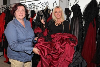 Überraschung: Preisgekrönte Designerin des Erzgebirges schlägt Einladung zur NY Fashion Week aus - Ulrike Harzer informierte sich im Kleiderwahnsinn über die wirtschaftliche Situation. Foto: Katja Lippmann-Wagner