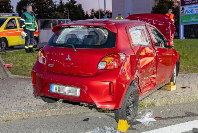 Überschlag nach Kollision: Fahrerin eingeklemmt - Am Montagmorgen ereignete sich ein schwerer Verkehrsunfall in Auerbach. Foto: David Rötzschke