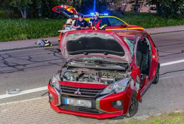 Überschlag nach Kollision: Fahrerin eingeklemmt - Am Montagmorgen ereignete sich ein schwerer Verkehrsunfall in Auerbach. Foto: David Rötzschke