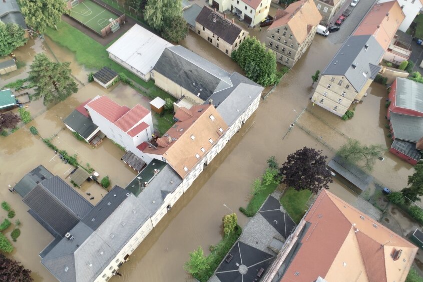Überschwemmung in Neustadt in Sachsen - In Neustadt in Sachsen kam es heute zu Hochwasser. 