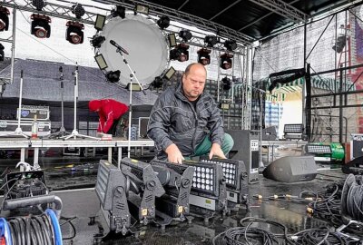 Überschwemmungen auf Grünaer Kirmes - Unter anderem wurde auch Bühnentechnik von Mario Dalibors "Musikmühle" stark beschädigt. Foto: Harry Härtel/haertelpress
