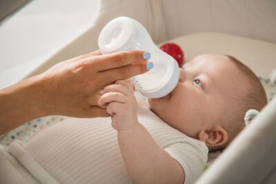 Überstrecken beim Füttern kann auf Refluxkrankheit hinweisen - Säuglinge liegen viel und haben einen kleinen Magen - da ist es normal, dass die Nahrung auch mal wieder in die Speiseröhre zurückläuft. Nimmt das Baby aber nicht zu oder überstreckt sich beim Füttern, kann das auch ein krankhafter Reflux sein.