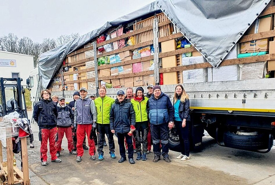 Ukraine-Hilfe: Gemeinschaftsaktion in Hainichen - Zahlreiche Helferinnen und Helfer aus Hainichen haben vergangene Woche innerhalb von 72 Stunden insgesamt 15 Tonnen an Hilfsgütern zusammengetragen. Foto: privat