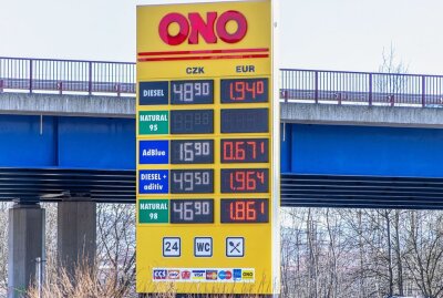 Ukraine-Krieg: Benzin an tschechischen Tankstellen teilweise ausverkauft - Tankstelle in Ostrov Tschechien. Hier war der Sprit noch günstiger als wie an der Grenze. Foto: André März