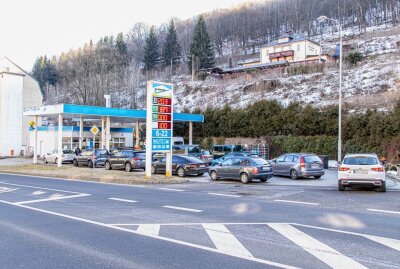 Ukraine-Krieg: Benzin an tschechischen Tankstellen teilweise ausverkauft - Tankstelle in Jachymov Tschechien dazu deutsche Autofahrer, der Super Benzin war hier aufgebraucht. Foto: André März
