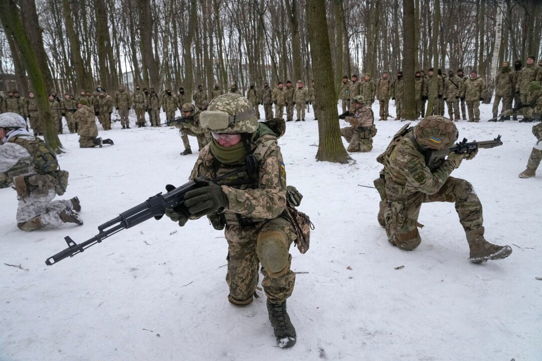 Ukraine senkt Alter für Einberufung von Reservisten - Soldaten der ukrainischen Territorialen Verteidigungskräfte und freiwillige Militäreinheiten der Streitkräfte nehmen an einer Militärübung in einem Stadtpark in Kiew teil.