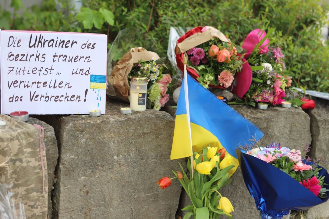 Ukrainer getötet - Generalstaatsanwaltschaft ermittelt - Am Gelände eines Einkaufszentrums, an dem zwei Männer aus der Ukraine getötet worden sind, wurden Blumen niedergelegt sowie eine kleine ukrainische Flagge aufgestellt.
